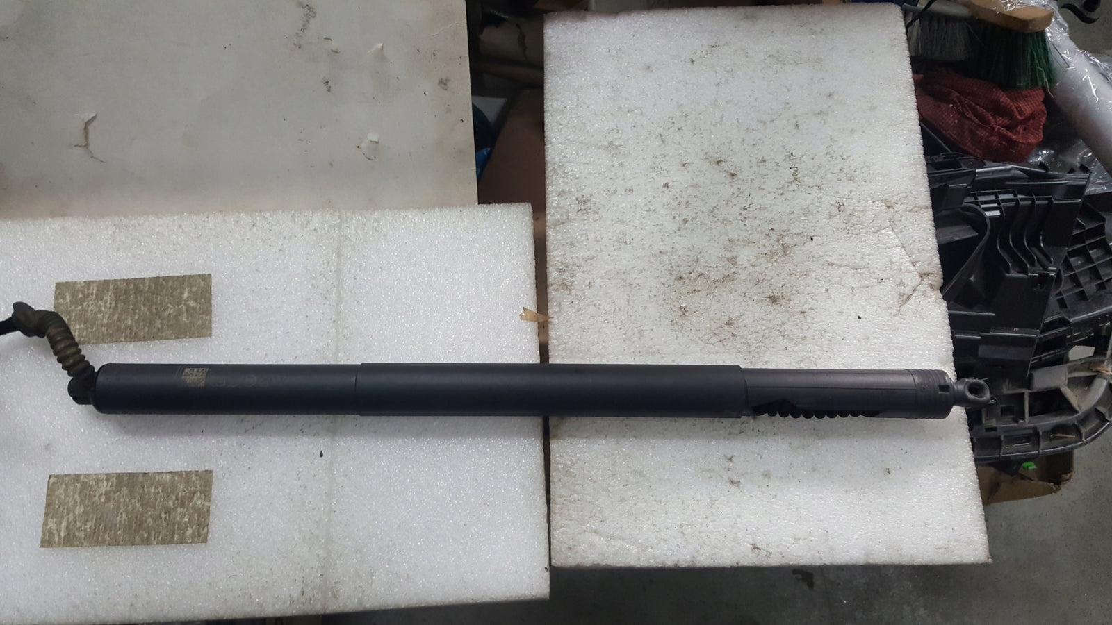 Audi E-tron Sportback Q8 Siłownik klapy bagażnika lewy 4K4827851A