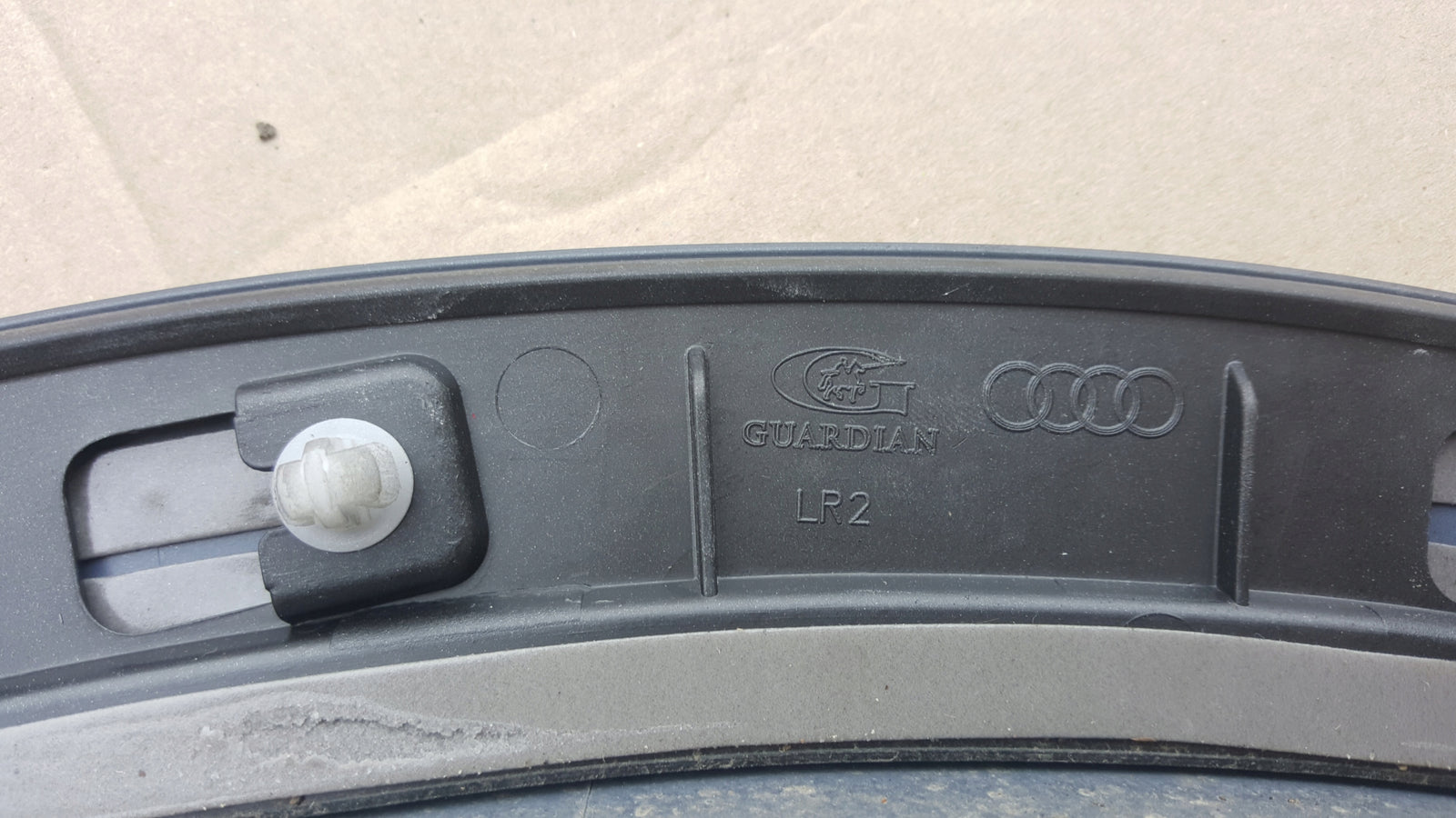 Listwa błotnika prawy przód AUDI Q3 8U0853718A demontaż