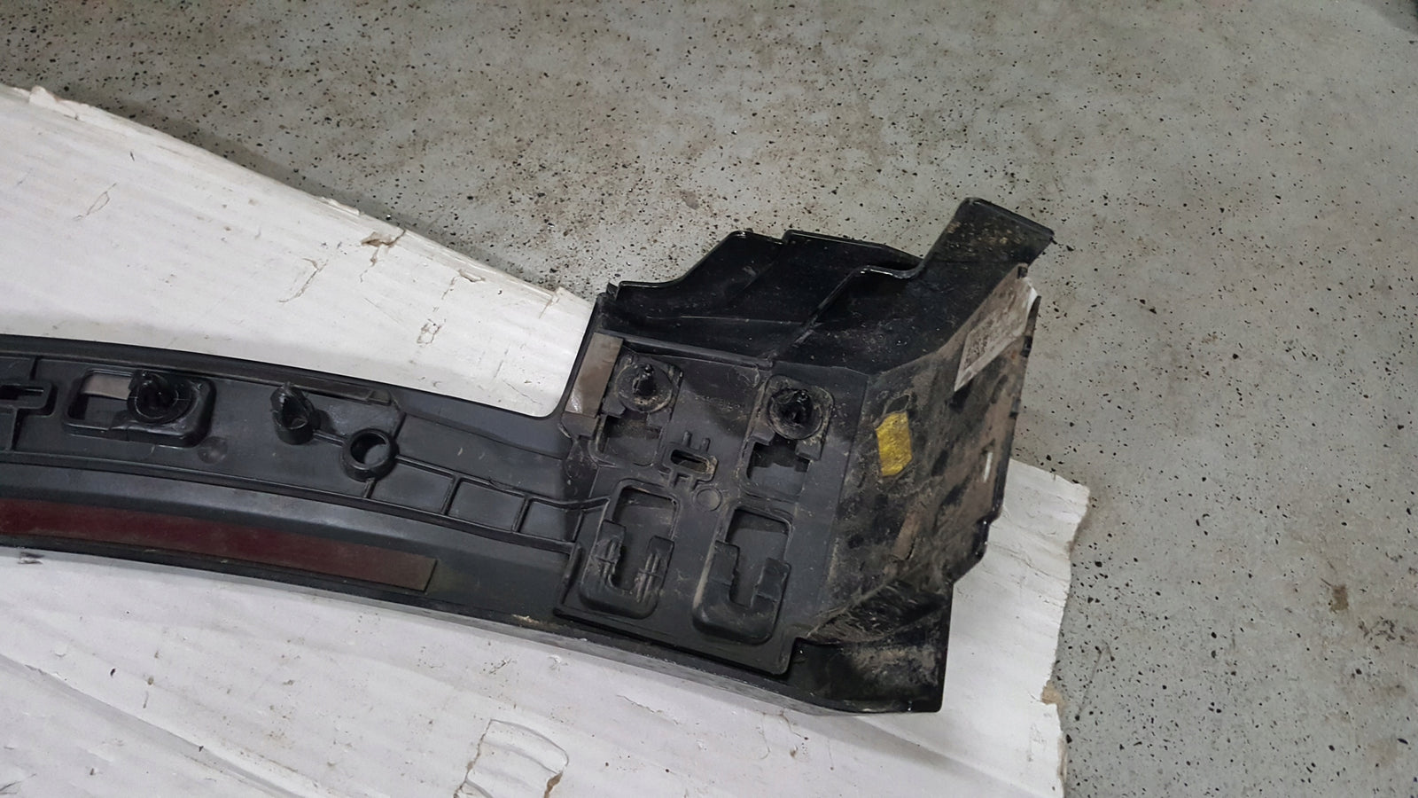 Listwa błotnika przedniego prawa strona AUDI E-TRON 4KE853718A demontaż