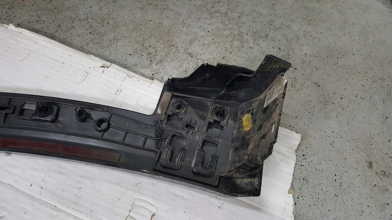 Listwa błotnika przedniego prawa strona AUDI E-TRON 4KE853718A demontaż