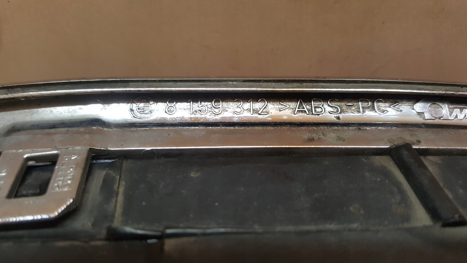 BMW E39 NERKA GRILL ATRAPA PRAWA 8159312