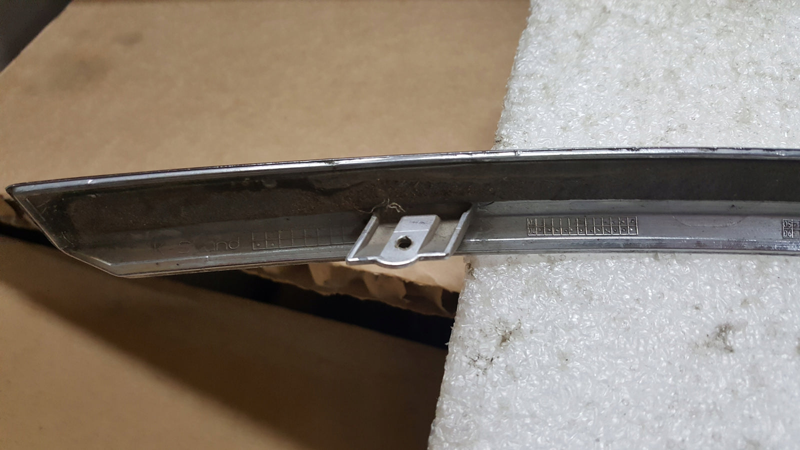 AUDI A6 C6 LIFT 08- OZDOBNA LISTWA CHROM ZDERZAKA PRZÓD LEWA 4F0853065
