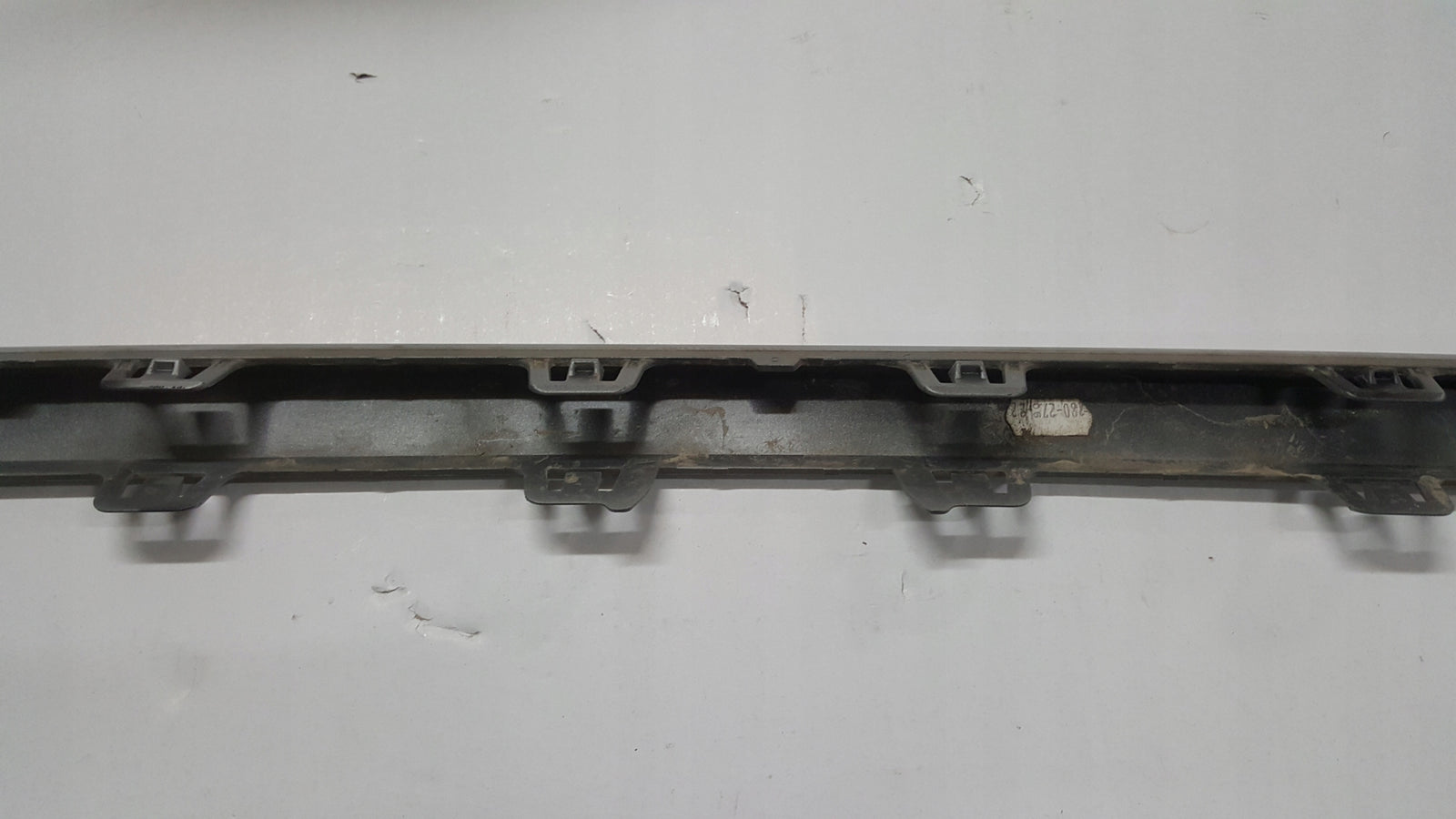 Środkowa listwa zderzaka tylnego AUDI Q2 81A807578 demontaż