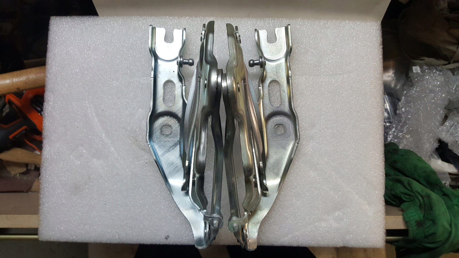 Zawiasy maski lewy + prawy SKODA OCTAVIA 5E3823301 5E3823302 NOWE oryginał