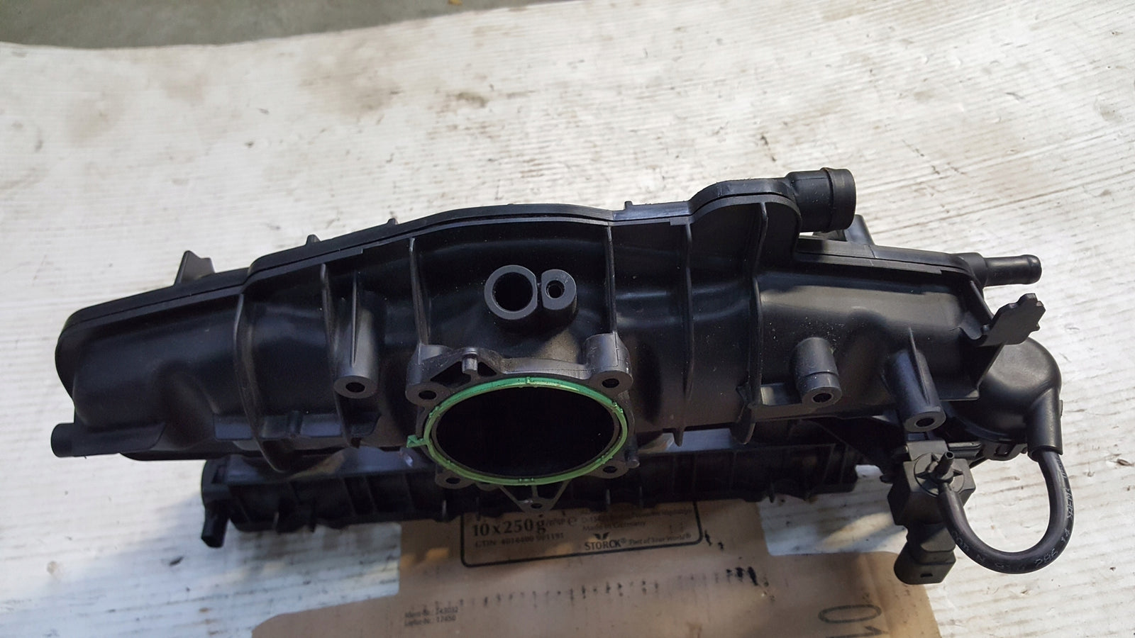 Kolektor ssący VW AUDI SKODA 06H133185T demontaż