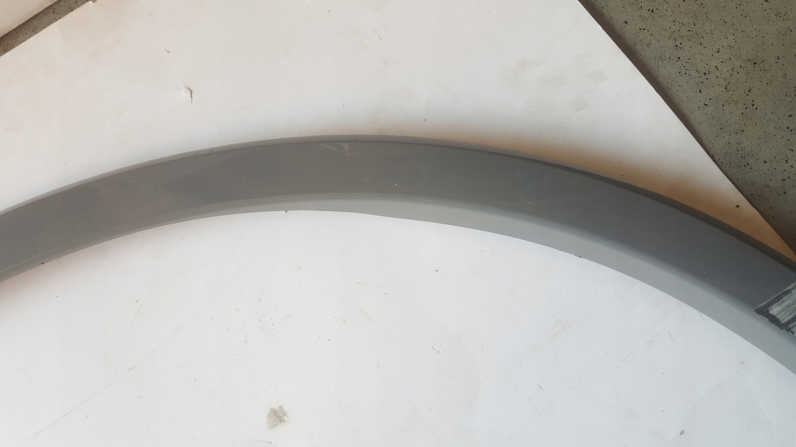 Listwa błotnika prawy przód AUDI Q7 4M0853718K demontaż
