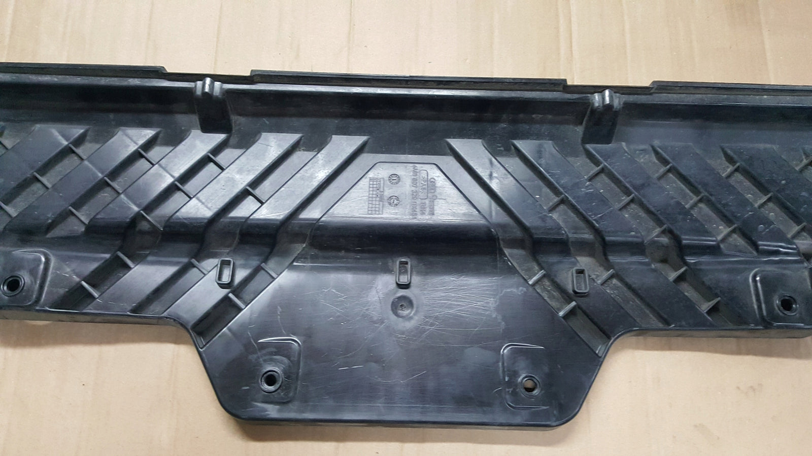 AUDI Q7 4M ŚLIZG ZDERZAKA ŚRODKOWY TYŁ TYLNY MOCOWANIE UCHWYT 4M0807329