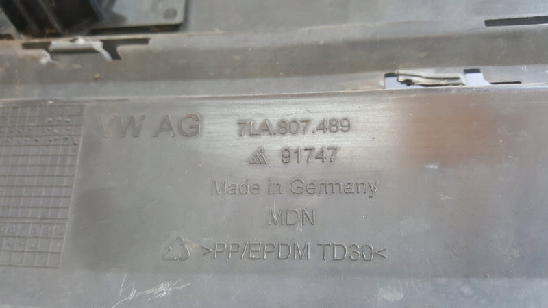 Kratka zderzaka lewy przód VW T6.1 7LA807489 demontaż