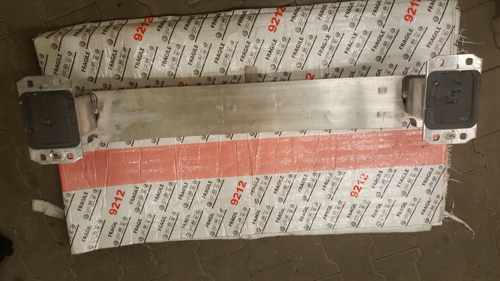 BELKA ZDERZAKA TYŁ WZMOCNIENIE AUDI E-TRON 4KE 4KE807309D 4KE807669A
