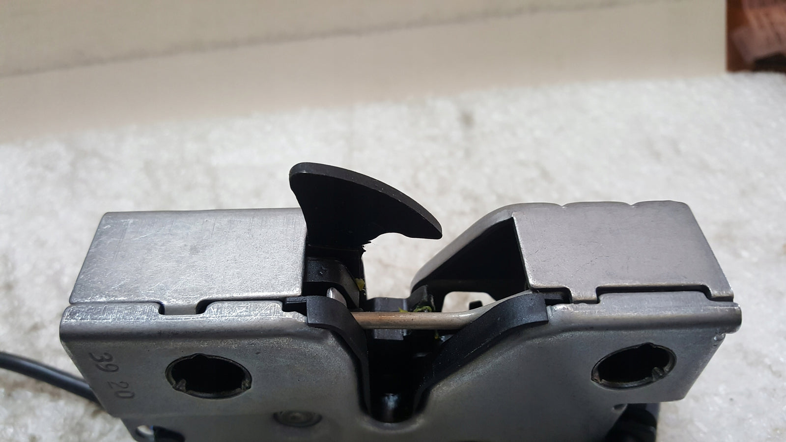 Zamek maski VW SKODA 1S0823509E NOWY oryginał