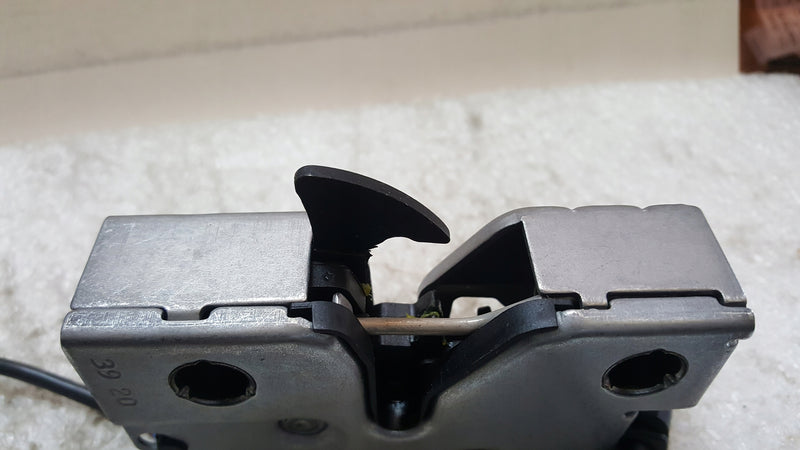 Zamek maski VW SKODA 1S0823509E NOWY oryginał