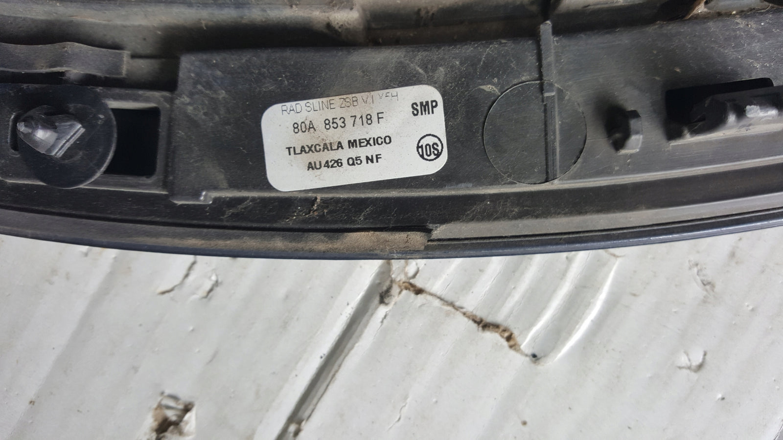Listwa błotnika prawy przód AUDI Q5 80A853718F demontaż