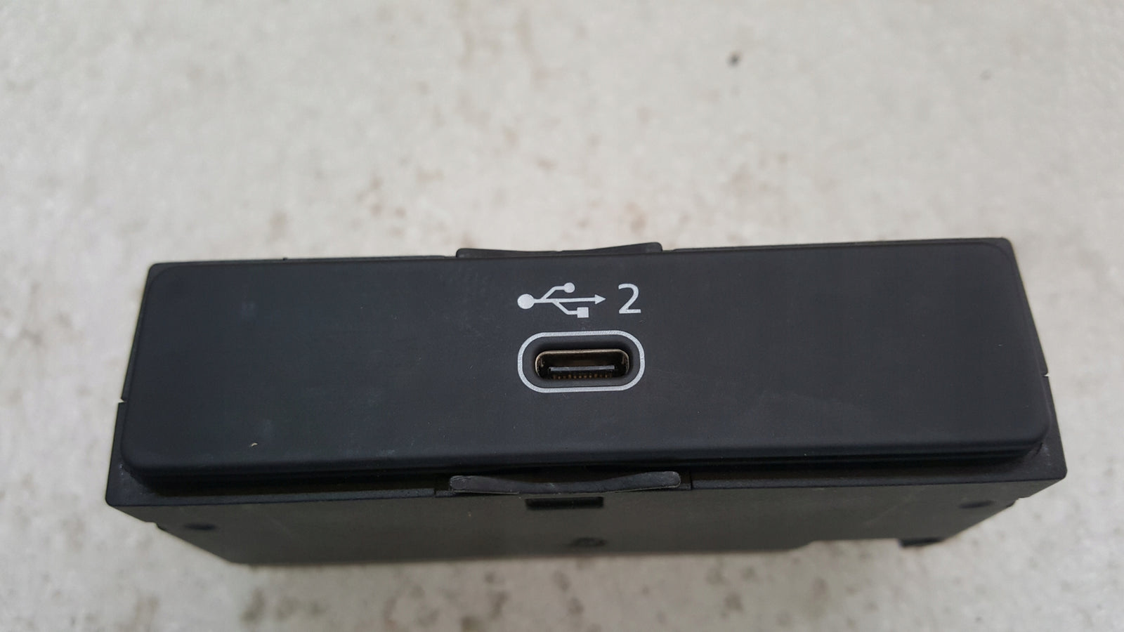 Gniazdo port USB AUDI A4 (B9) A5 Q5 RS4 RS5 8W0035708A demontaż