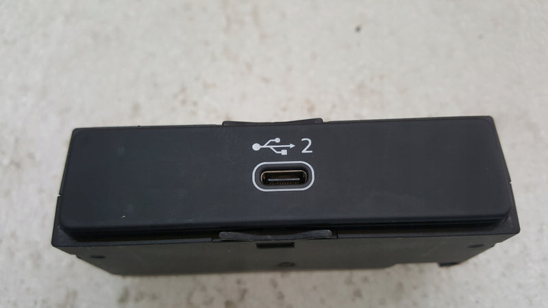 Gniazdo port USB AUDI A4 (B9) A5 Q5 RS4 RS5 8W0035708A demontaż