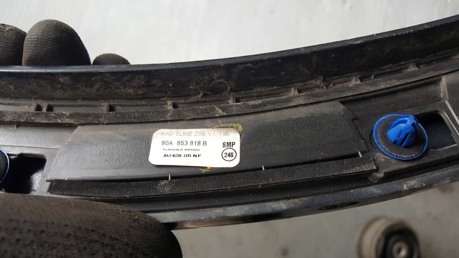 Listwa błotnika PR tył AUDI Q5 80A853818B demontaż