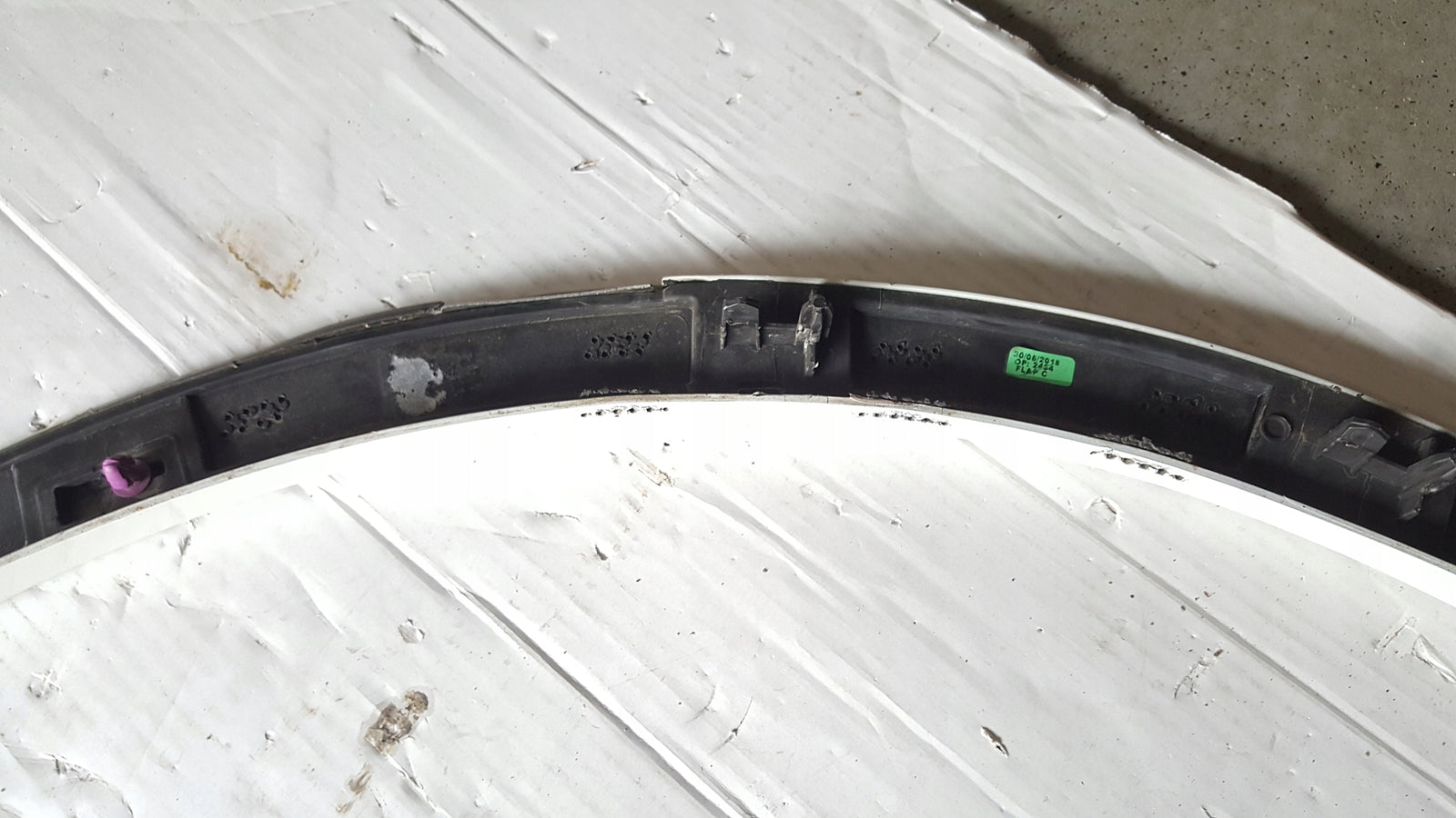 Listwa błotnika prawy tył VW TOUAREG 3 760853818C