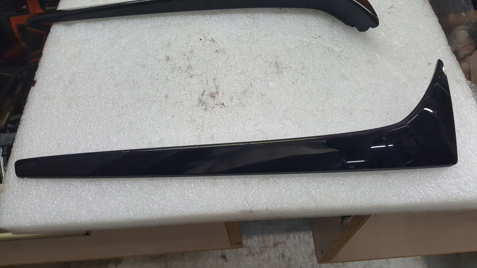 Listwy klapy bagażnika lewa + prawa strona SKODA KAROQ 57A827931 57A827932