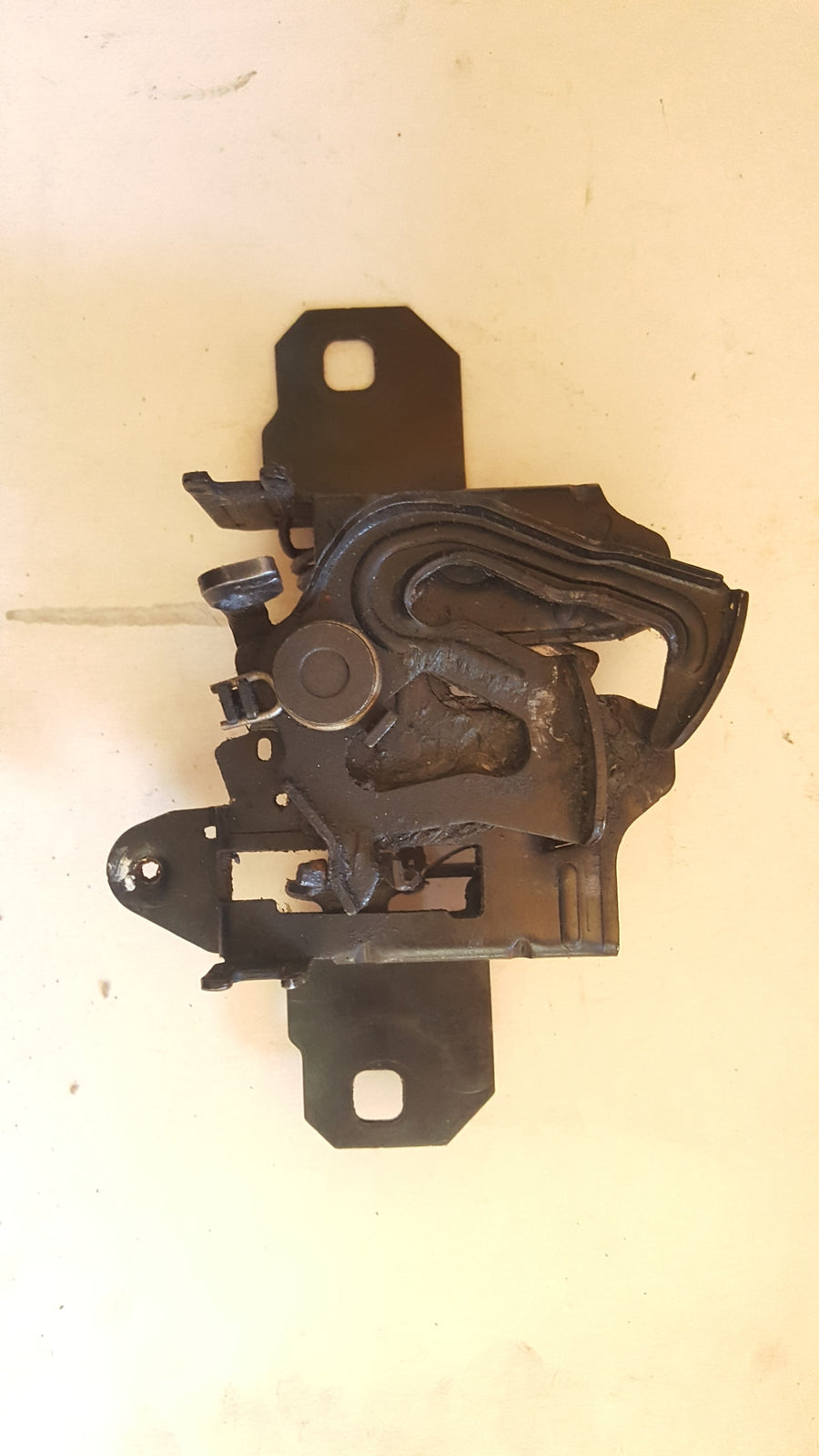 VW New Beetle zamek maski 1C0823509B