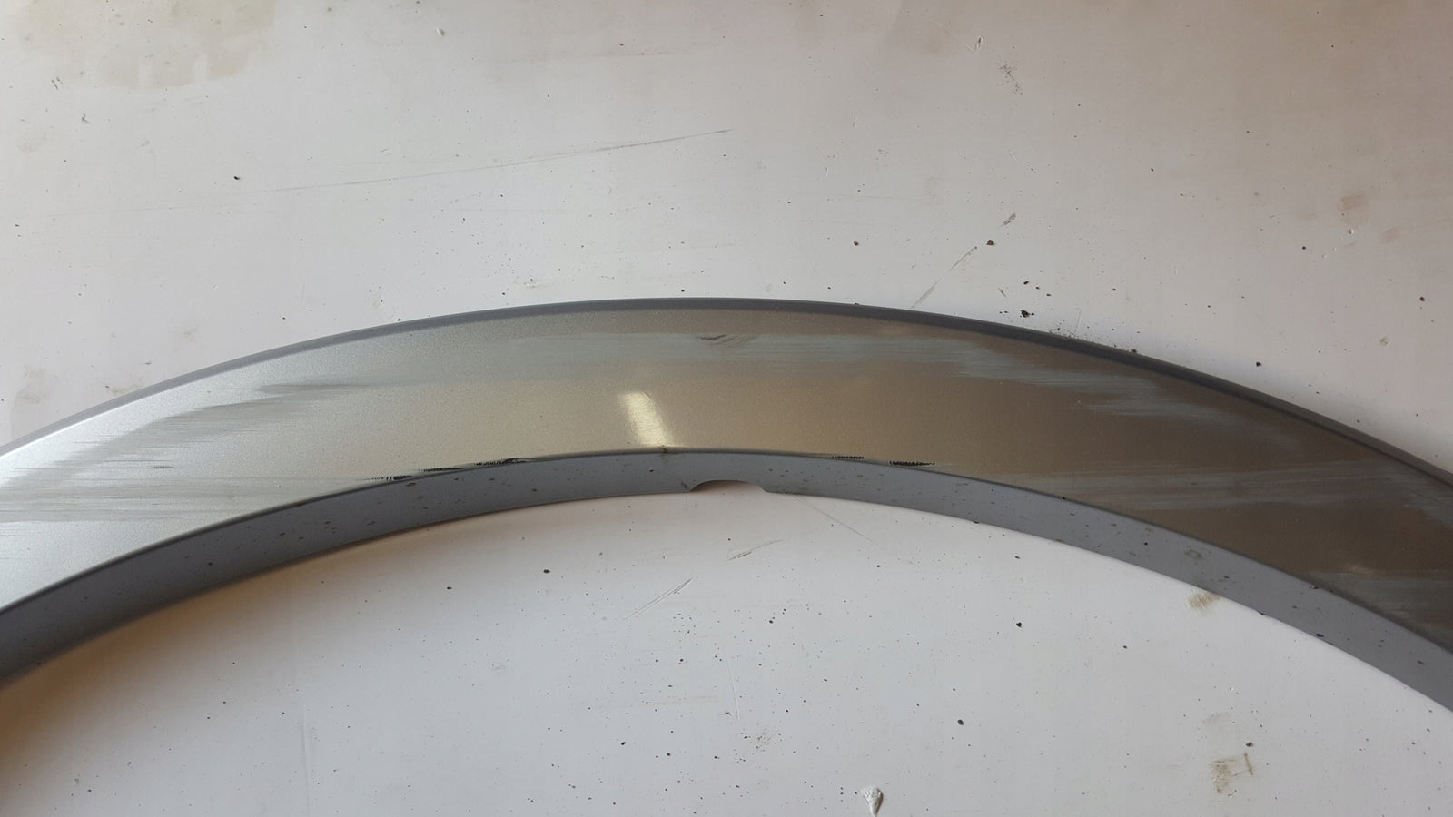 Listwa błotnika prawy przód AUDI Q3 8U0853718A demontaż