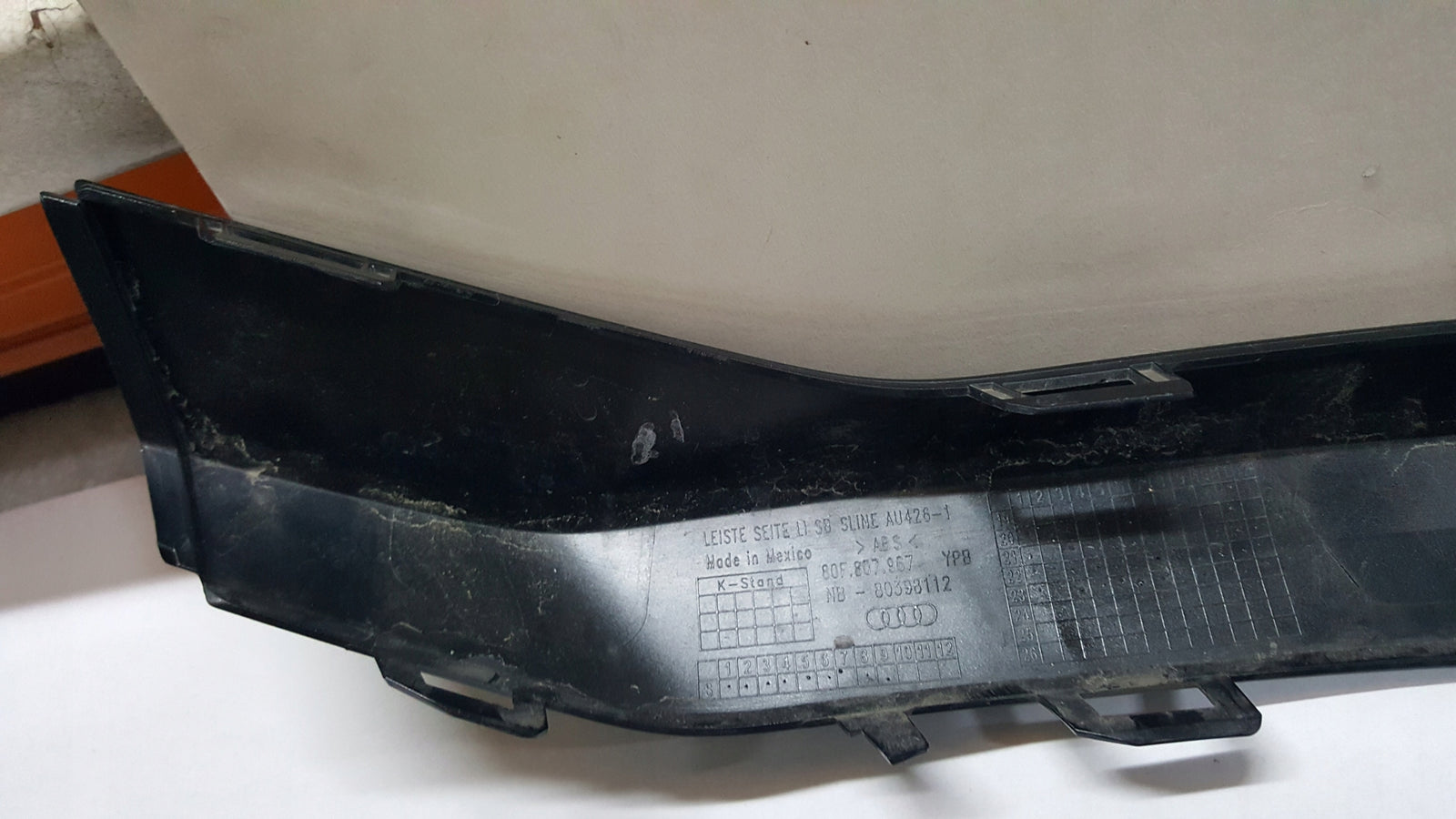 Atrapa listwa zderzaka lewy tył AUDI Q5 80F807967 demontaż