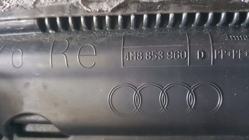 LISTWA NA DRZWI PRAWY PRZÓD AUDI Q8 4M8853960D 2018- CARBON