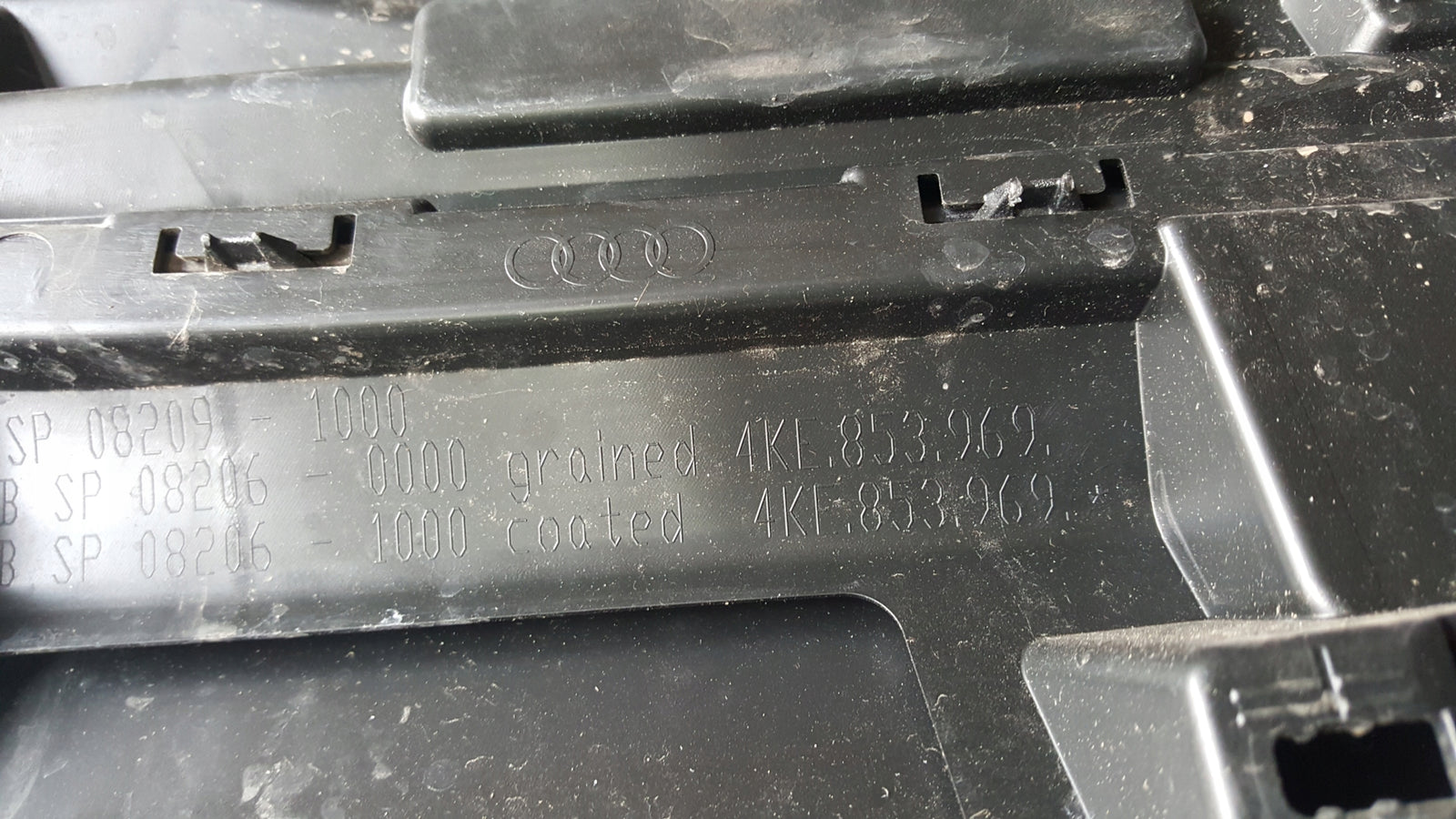Listwa drzwi lewy tył AUDI E-TRON 4KE853969 demontaż