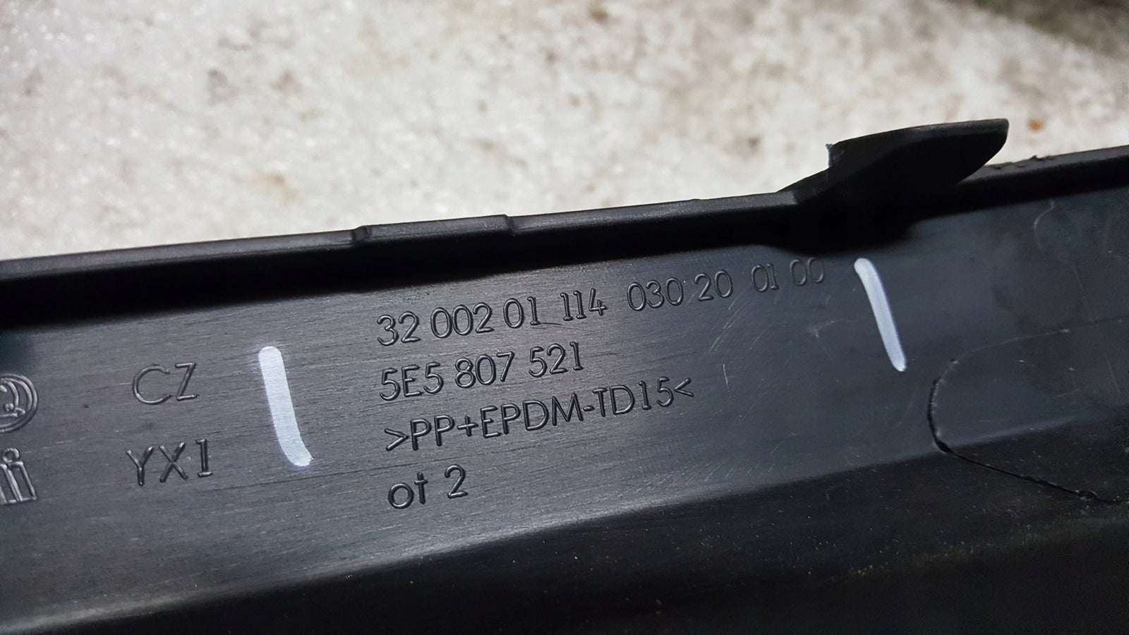 Spoiler Dokładka Zderzaka Tył 5E5807521 Skoda Octavia III Sedan PDC