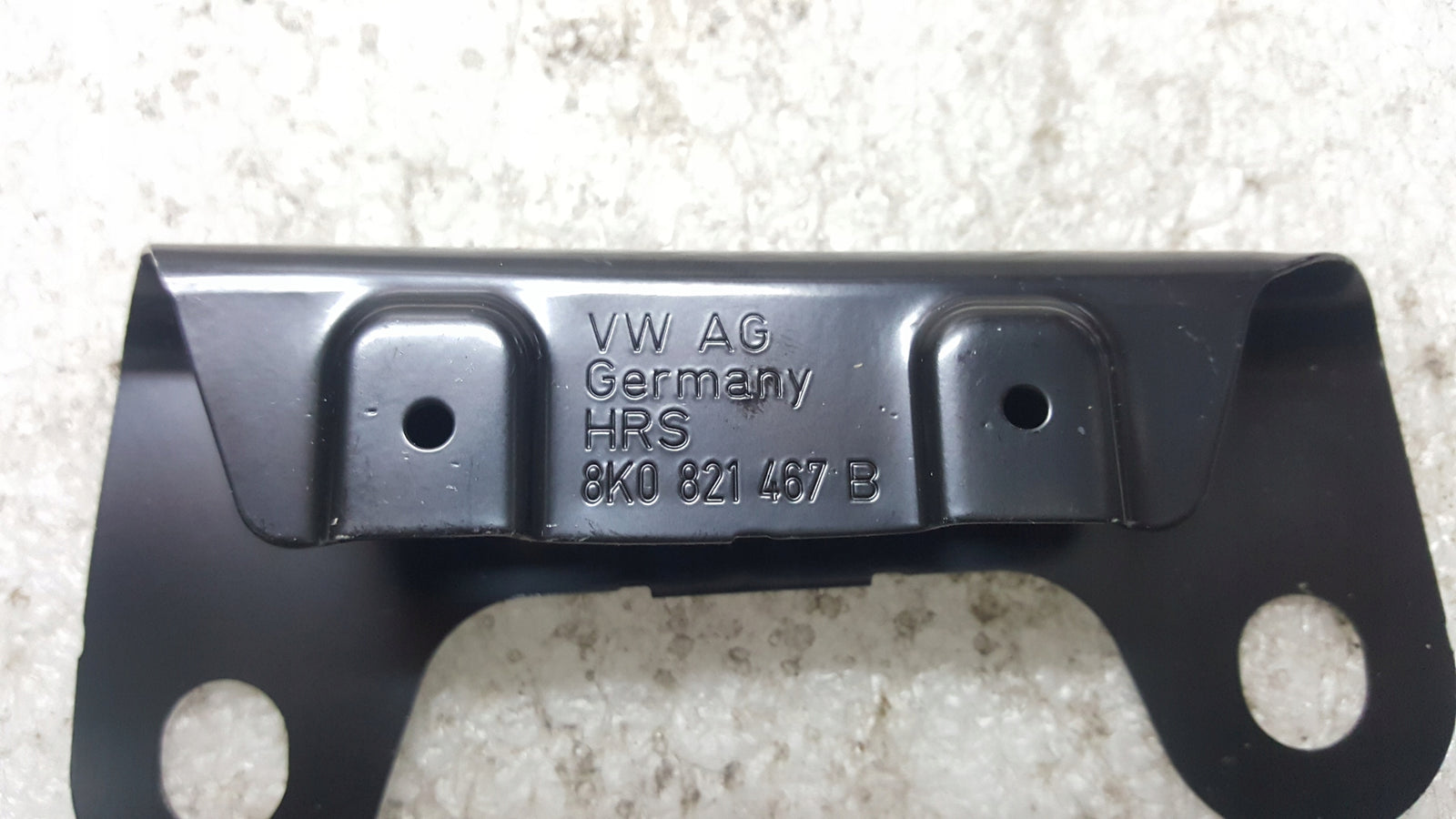 Audi OE 8K0821467B mocowanie błotnika