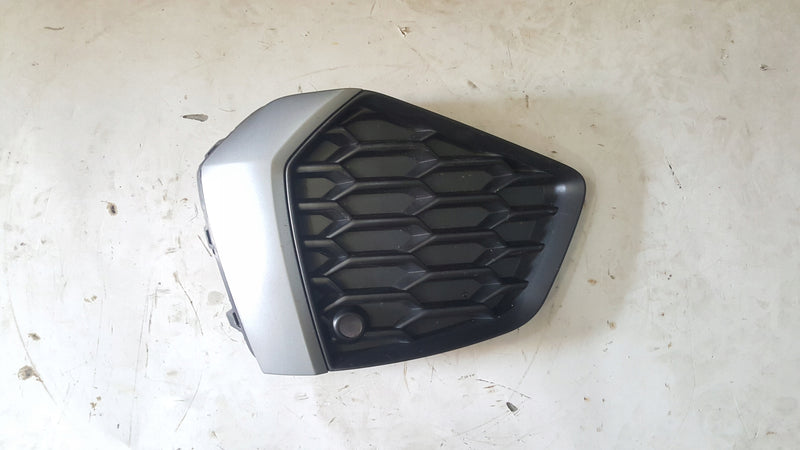 Kratka zderzaka lewy przód AUDI A3 8Y0807681B demontaż