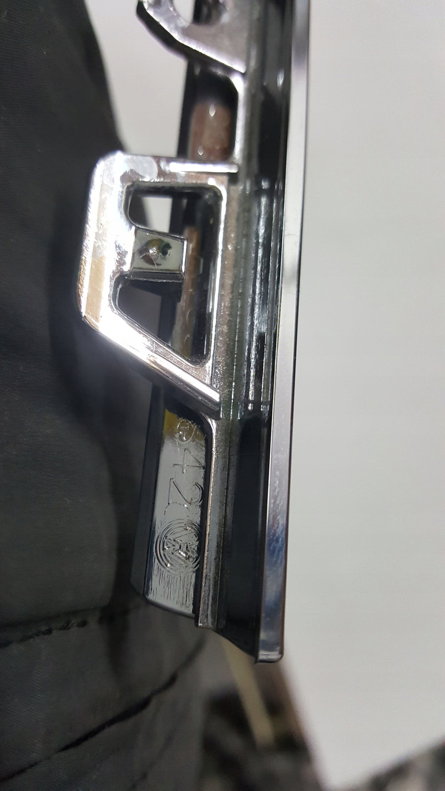 NOWA ORYGINALNA listwa chrom grilla przód prawa strona VW T6 7LA853842