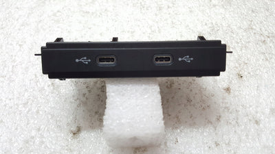Gniazdo port USB x2--VW AUDI SEAT SKODA 5NA035736 demontaż