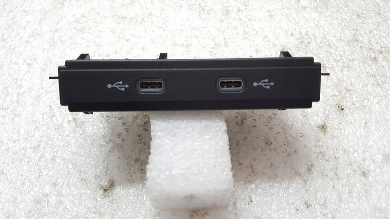 Gniazdo port USB x2--VW AUDI SEAT SKODA 5NA035736 demontaż