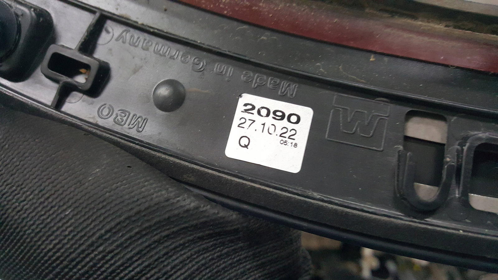 Listwa błotnika przedniego prawa strona AUDI E-TRON 4KE853718A demontaż