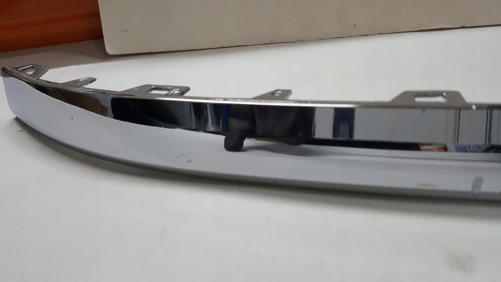 Listwa chrom zderzaka przedniego lewa strona VW TOUAREG 7P6853253 demontaż