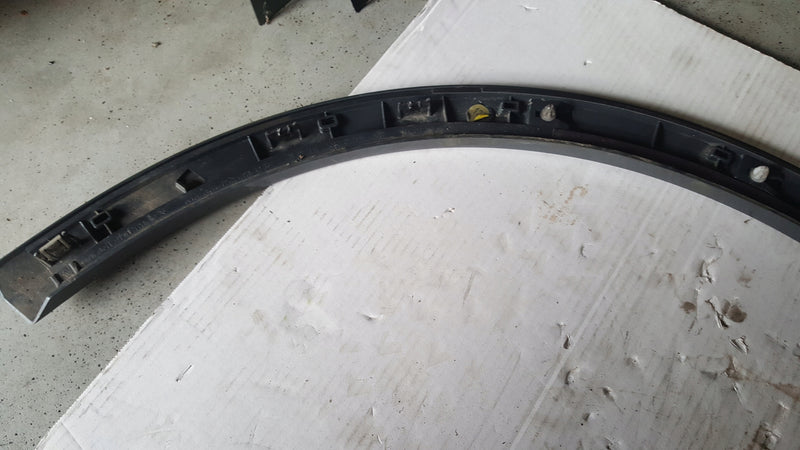 Listwa błotnika prawy przód AUDI Q2 81A853718A