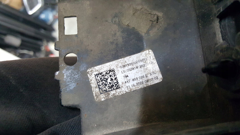 Listwa błotnika przedniego prawa strona AUDI E-TRON 4KE853718A demontaż