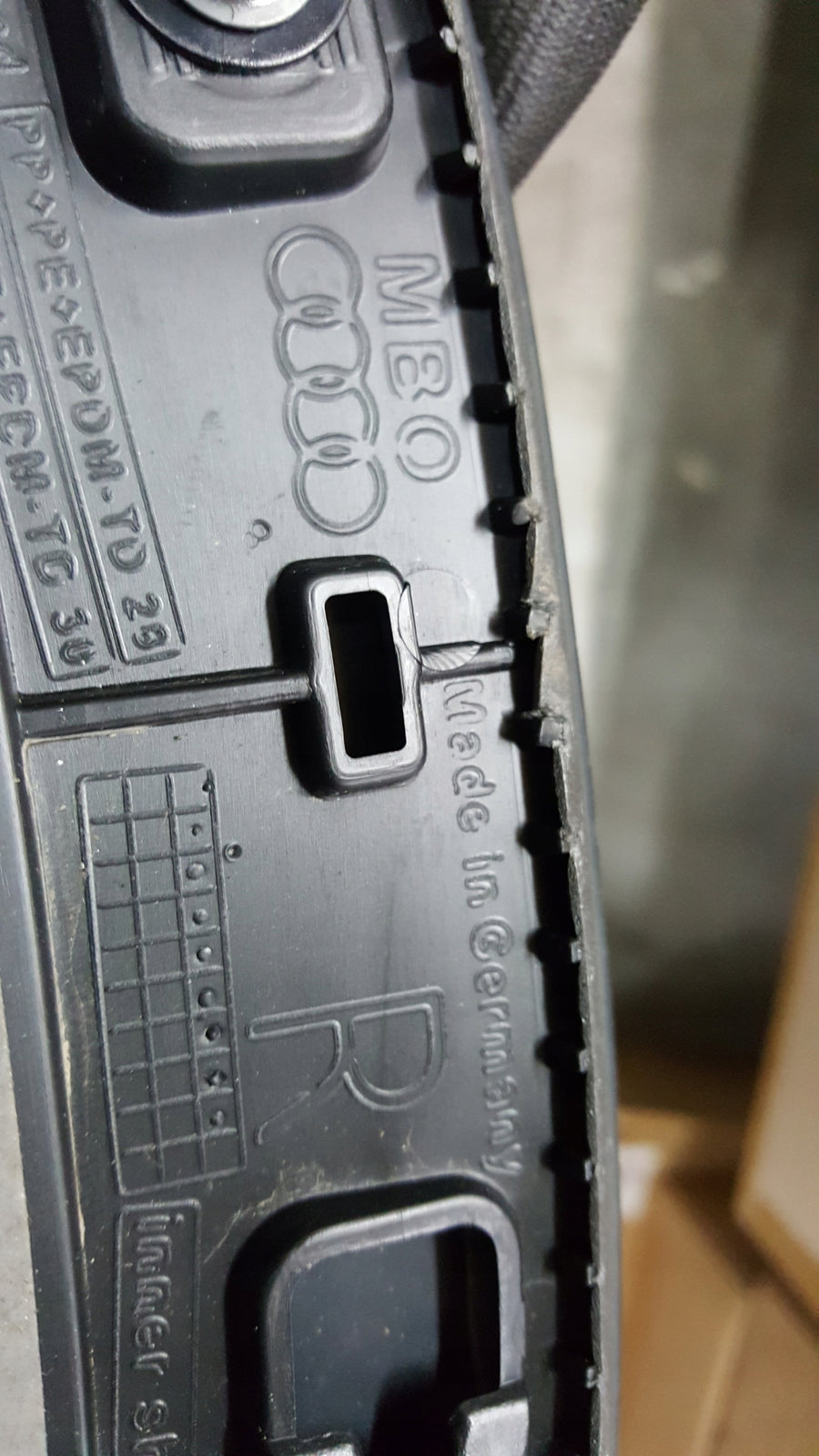 Listwa drzwi prawy tył AUDI E-TRON 4KE854820