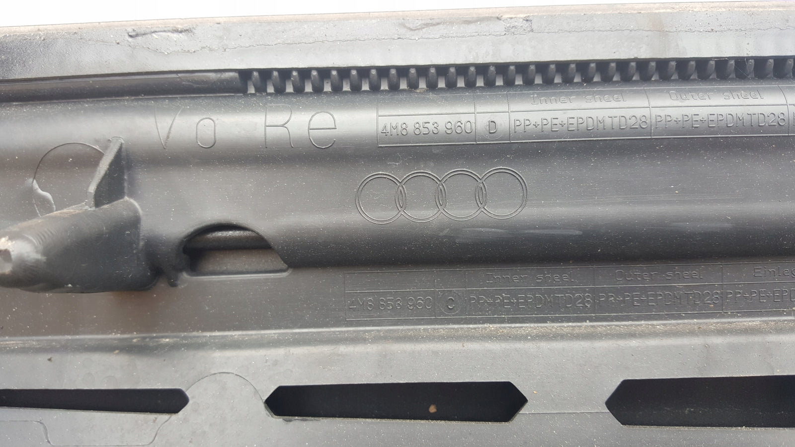 LISTWA NA DRZWI PRAWY PRZÓD AUDI Q8 4M8853960D 2018- CARBON