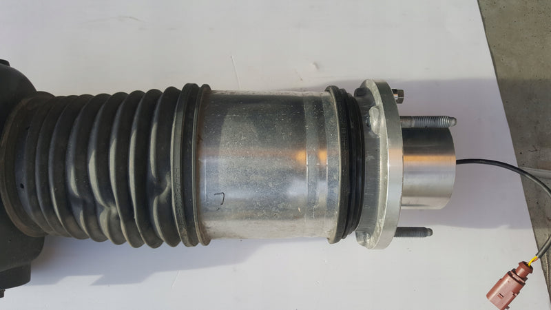 Amortyzator prawy przód PORSCHE TAYCAN 9J1616038E demontaż