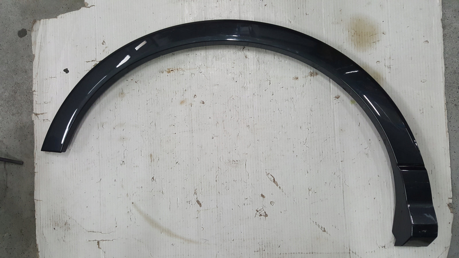 Listwa błotnika prawy tył AUDI Q3 83A853818B demontaż