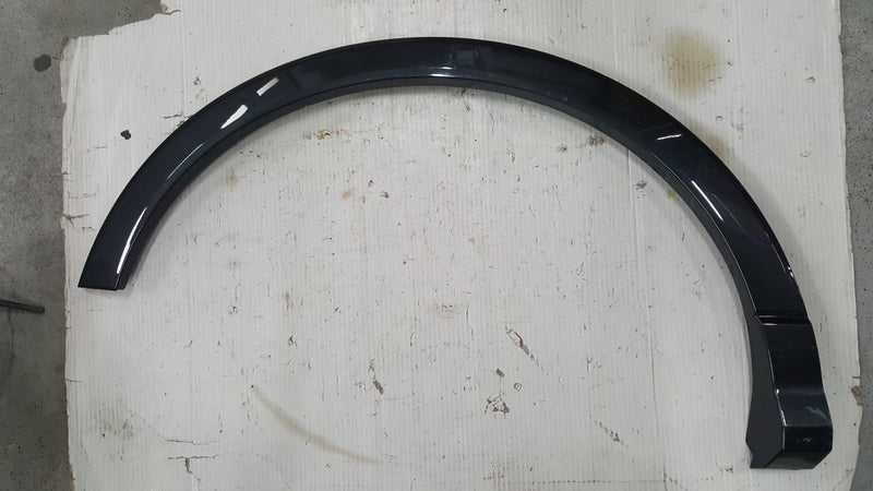 Listwa błotnika prawy tył AUDI Q3 83A853818B demontaż
