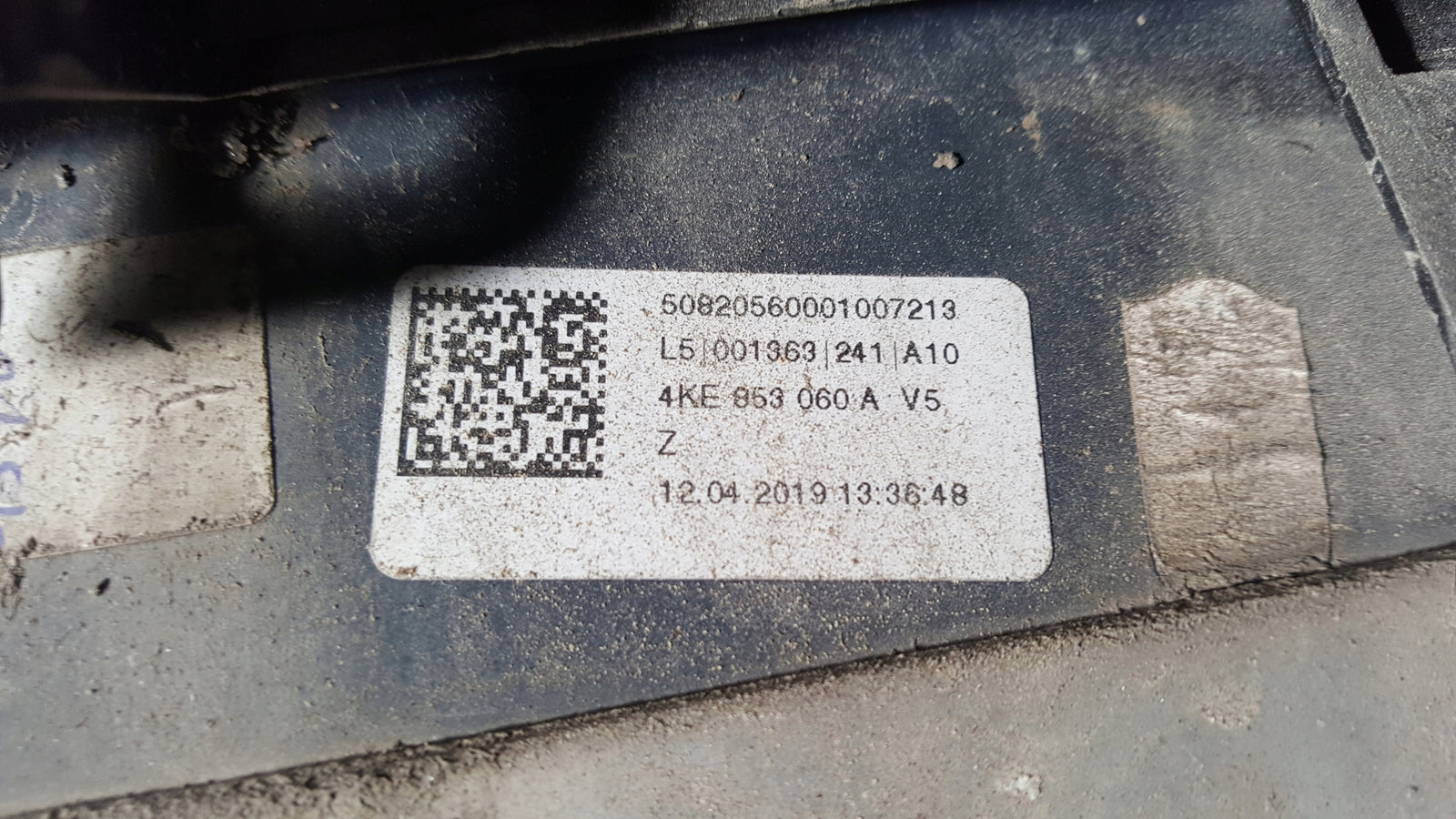 Listwa drzwi prawy przód AUDI E-TRON 4KE853960