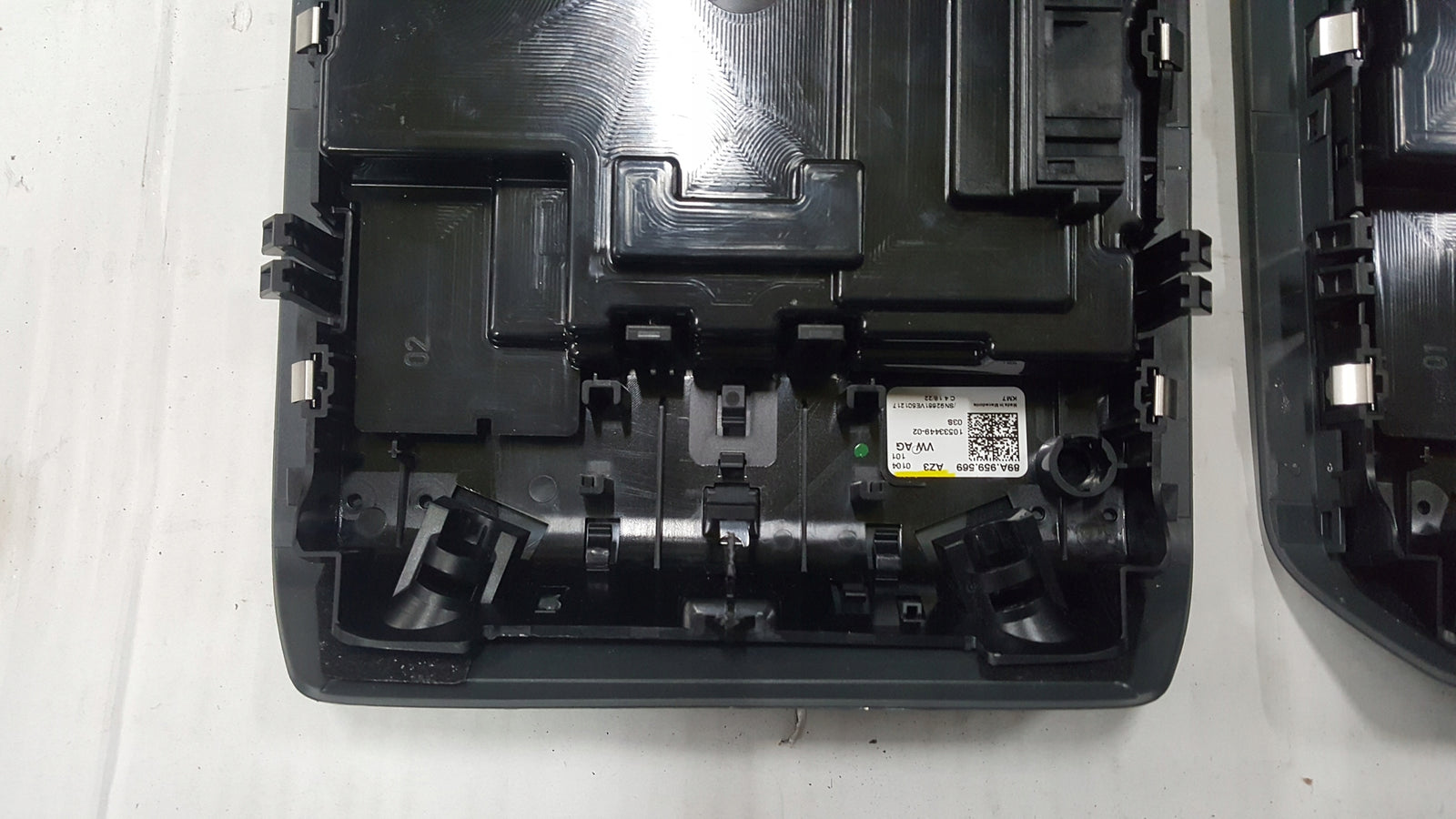 Lampka podsufitki AUDI Q4 89A959569 demontaż