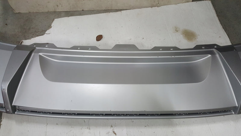 Dokładka spoiler dyfuzor zderzaka tylnego AUDI E-TRON 4KE807835C demontaż