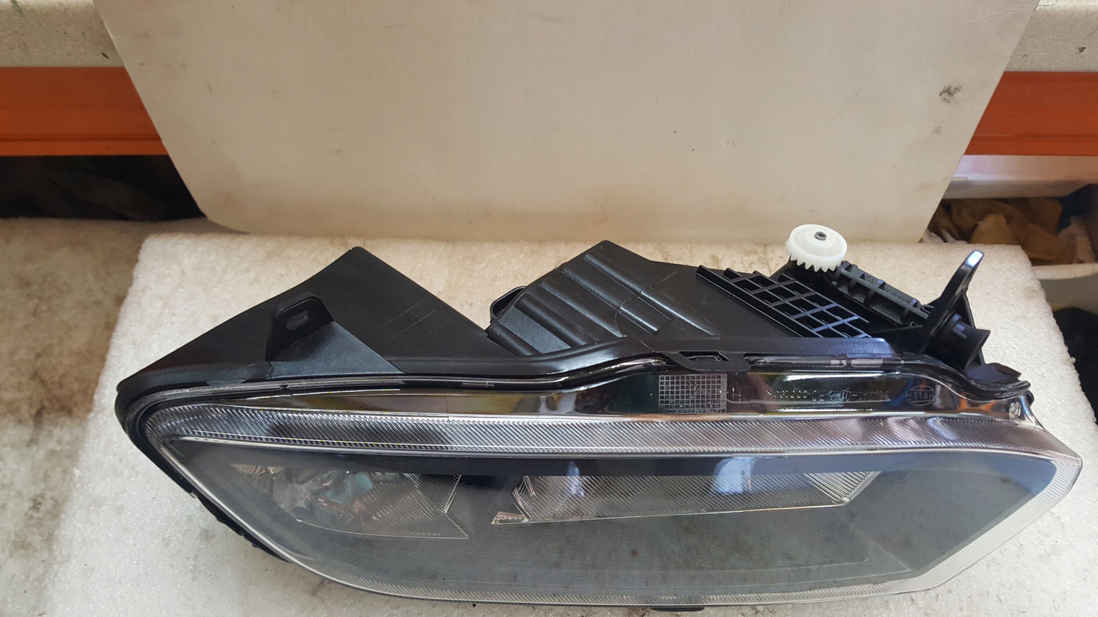 Reflektor przeciwmgłowy HELLA 6C0941661G 1NA 011 987-111