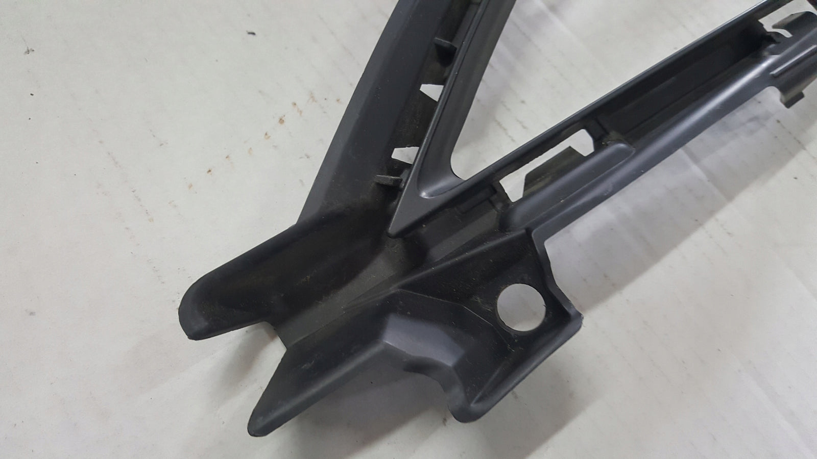 Kratka ramka zderzaka prawy przód VW GOLF VII 5G0853212H demontaż