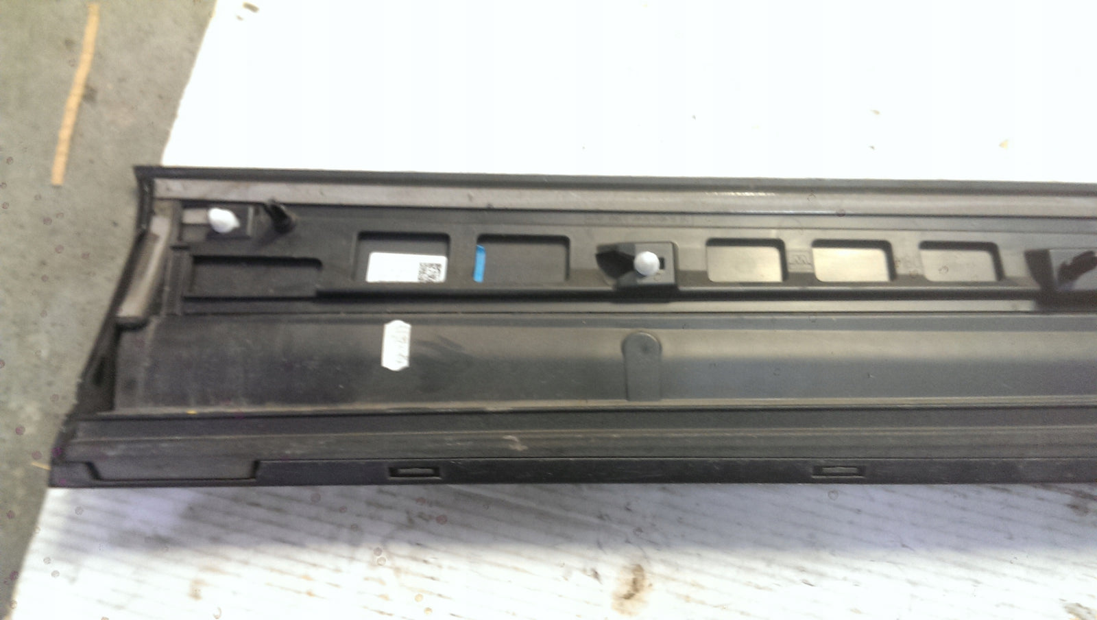 Listwa drzwi LE przód AUDI Q2 81A853959B demontaż