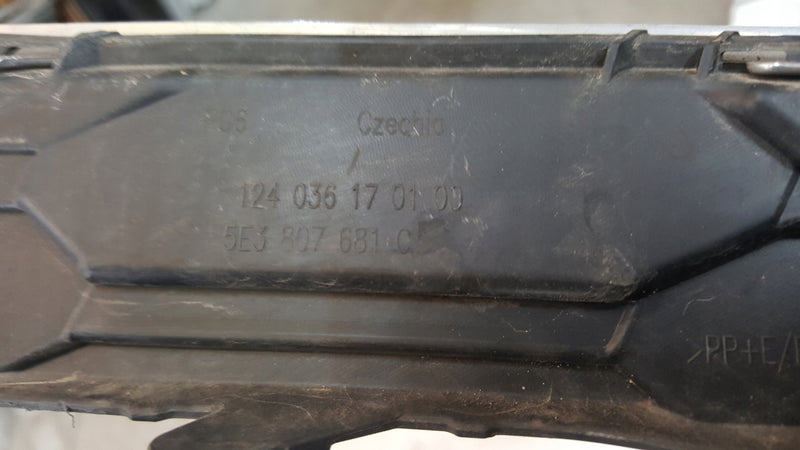 Kratka zderzaka lewy przód SKODA OCTAVIA 5E3807681C