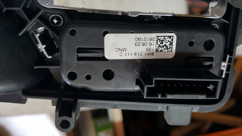 Ramka panel biegów AUDI A4 (B9) A5 8W1713111C demontaż