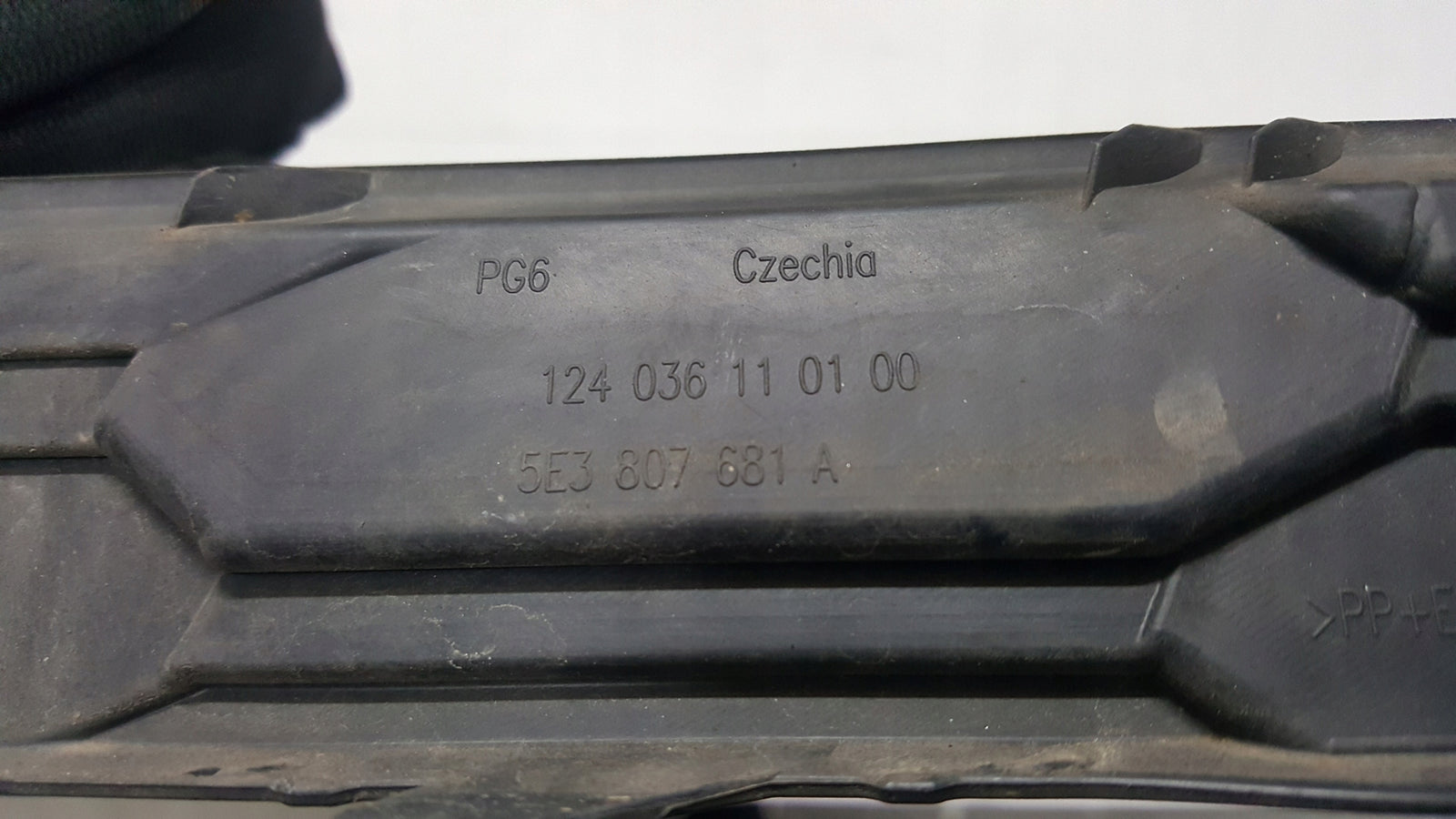 Kratka zderzaka przedniego lewa strona SKODA OCTAVIA IV 5E3807681A